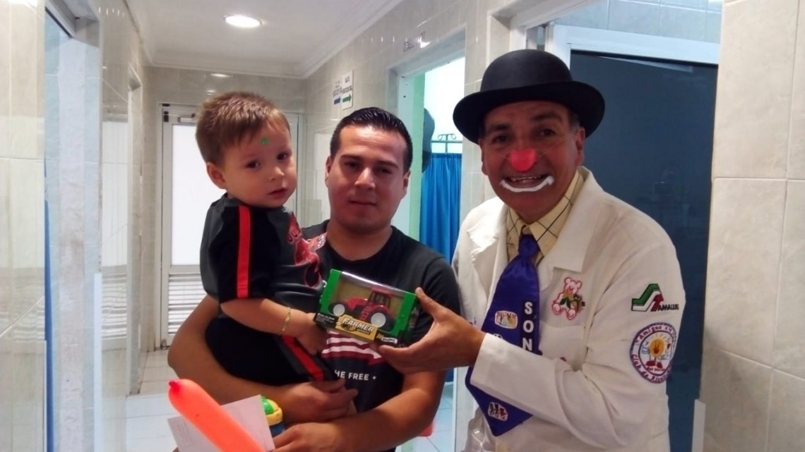 Llevan juguetes a niños enfermos