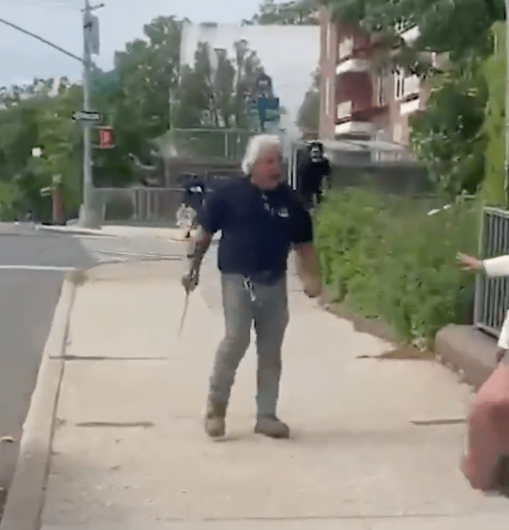 Salido de X-MEN: Hombre ataca a manifestantes con garras de Wolverine 