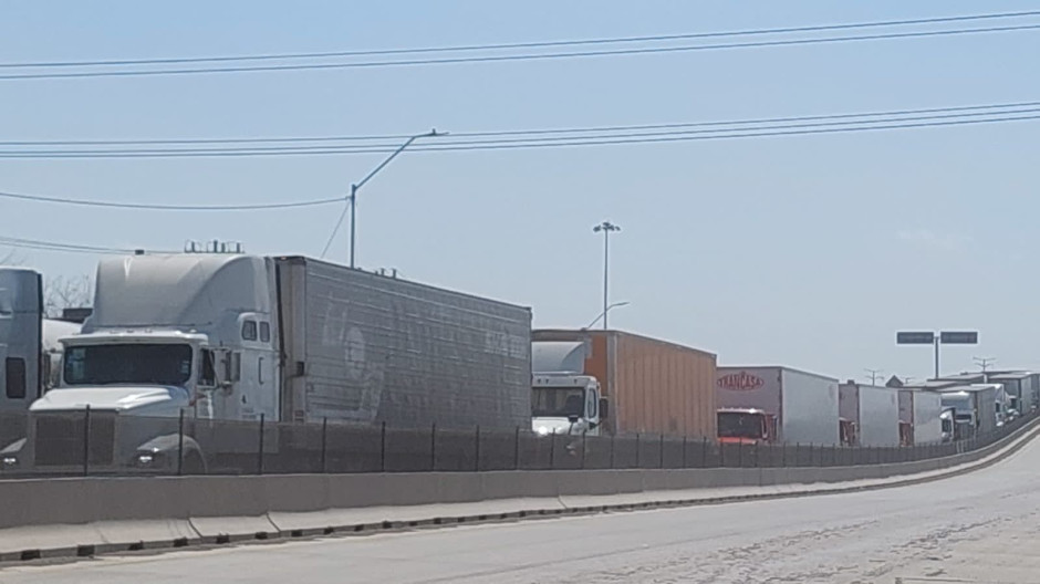 Fallas en Aduana paralizan puente Reynosa-Pharr