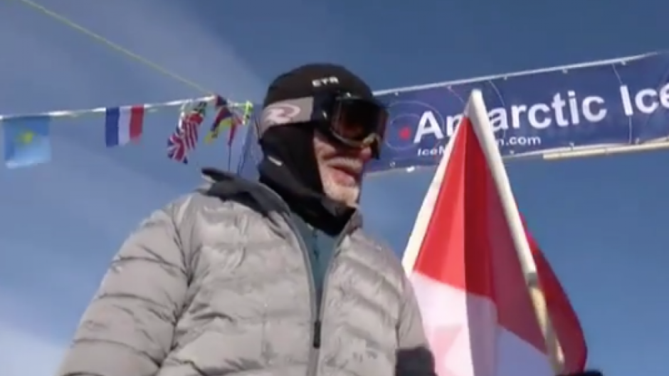 Hombre de 84 años completa maratón de hielo en la Antártida