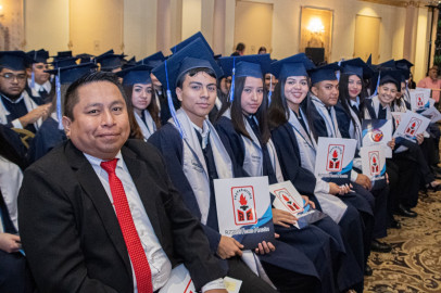 Reconoce Alcalde Dr. Rubén Sauceda calidad educativa de   la prepa “Ricardo Flores Magón”, al asistir a graduación