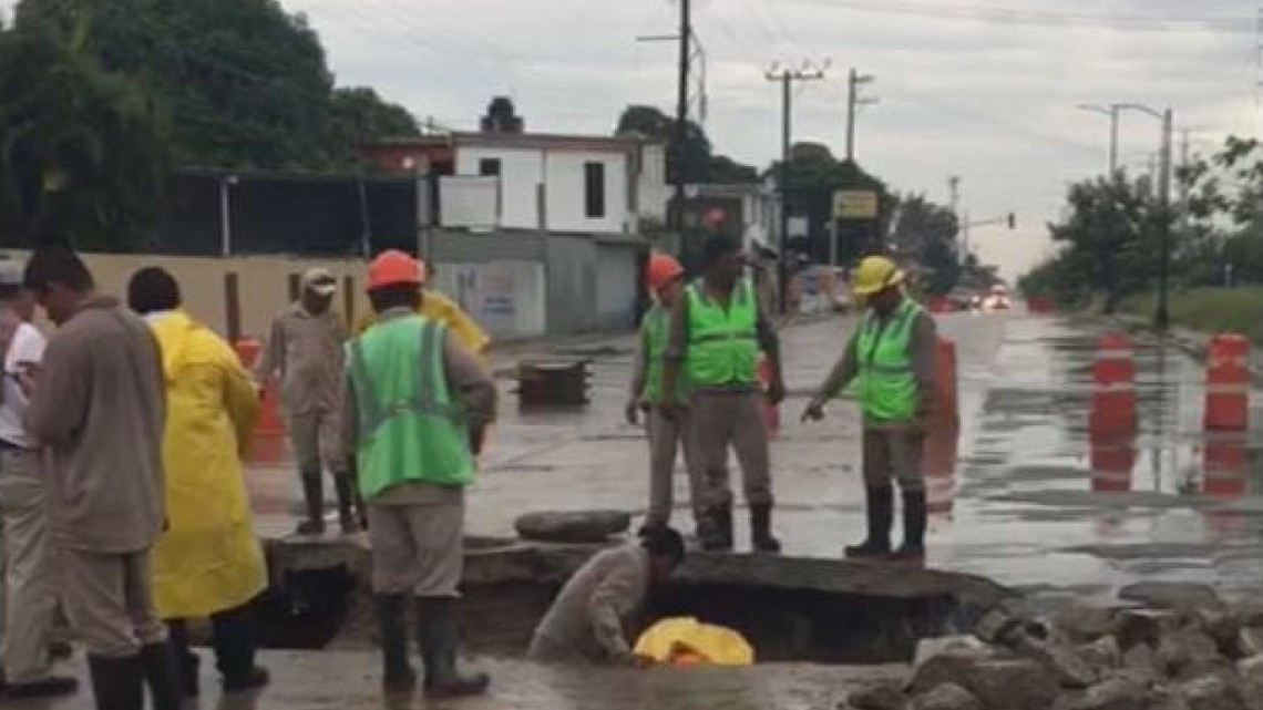 Se abre la tierra en Madero con un socavón