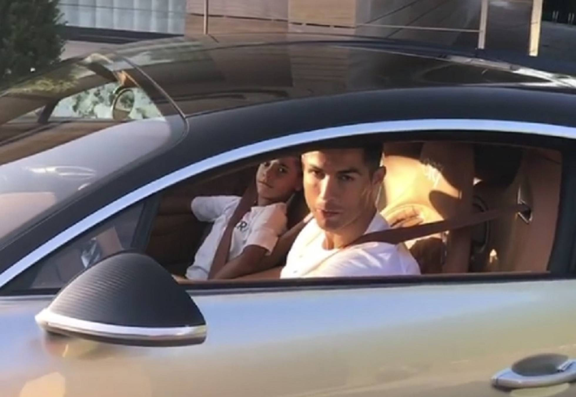 Cristiano Ronaldo presume su nuevo auto 