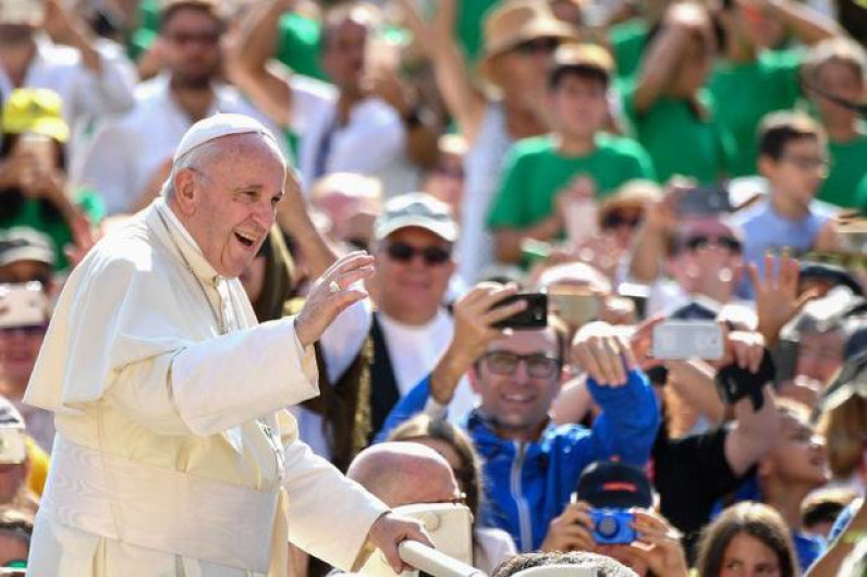 Obispos cierran filas en torno a Francisco