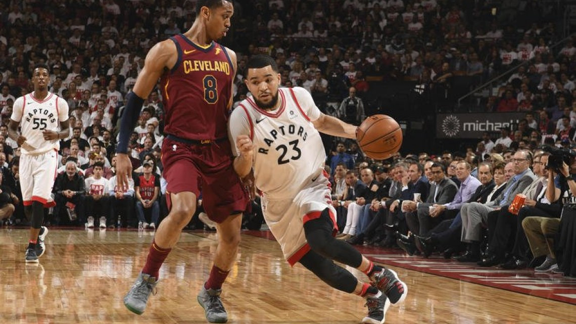 Con “triple-doble” de LeBron James, Cavaliers gana en Toronto