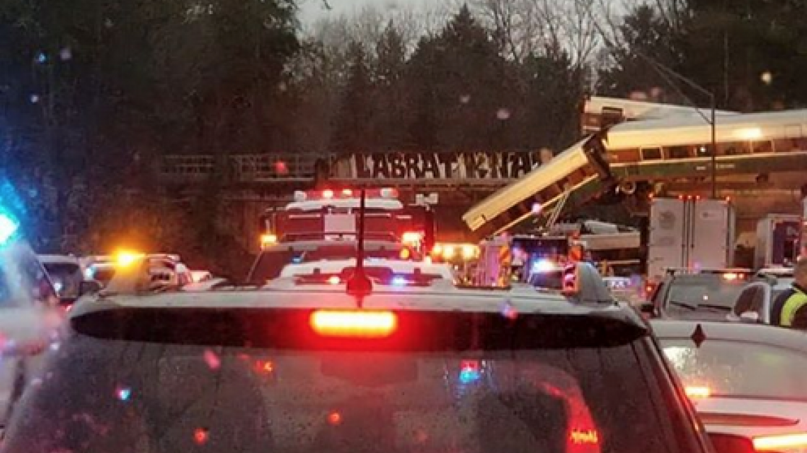 Seis muertos y 70 heridos deja descarrilamiento de tren en Washington
