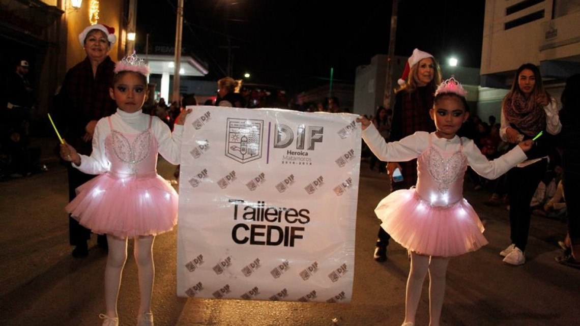 Disfrutan matamorenses de desfile y encendido de pino