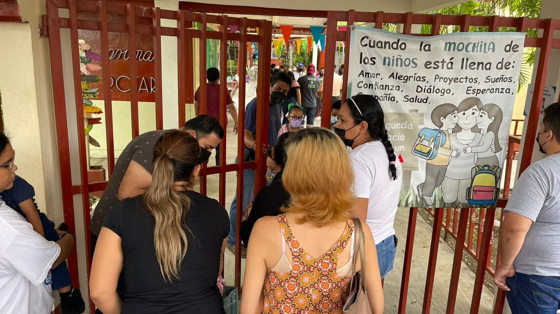 Evacuan a alumnos de primaria por ingreso de hombre armado 