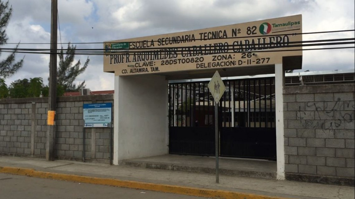 Jovencitas se lían a golpes cerca de escuelas