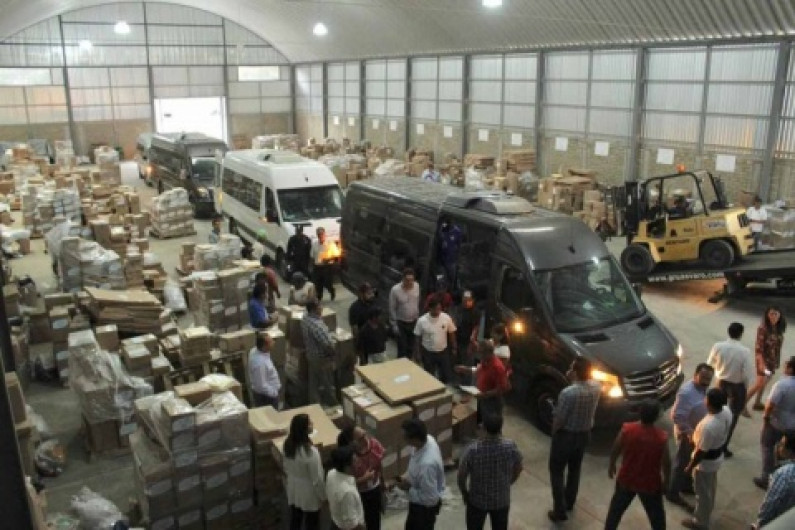 Roban y queman poco más de 8 mil boletas