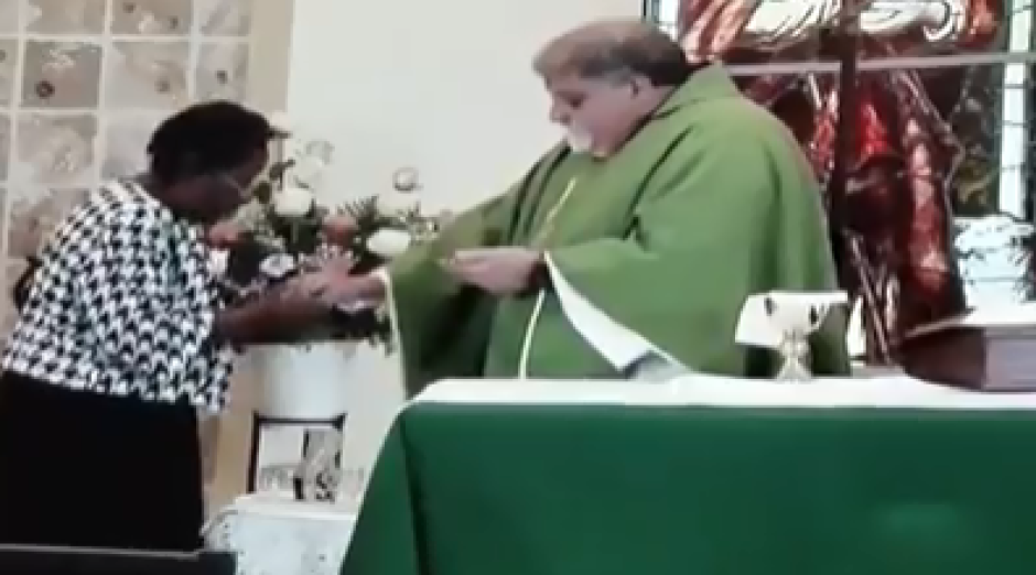 Exhiben a "cura racista"