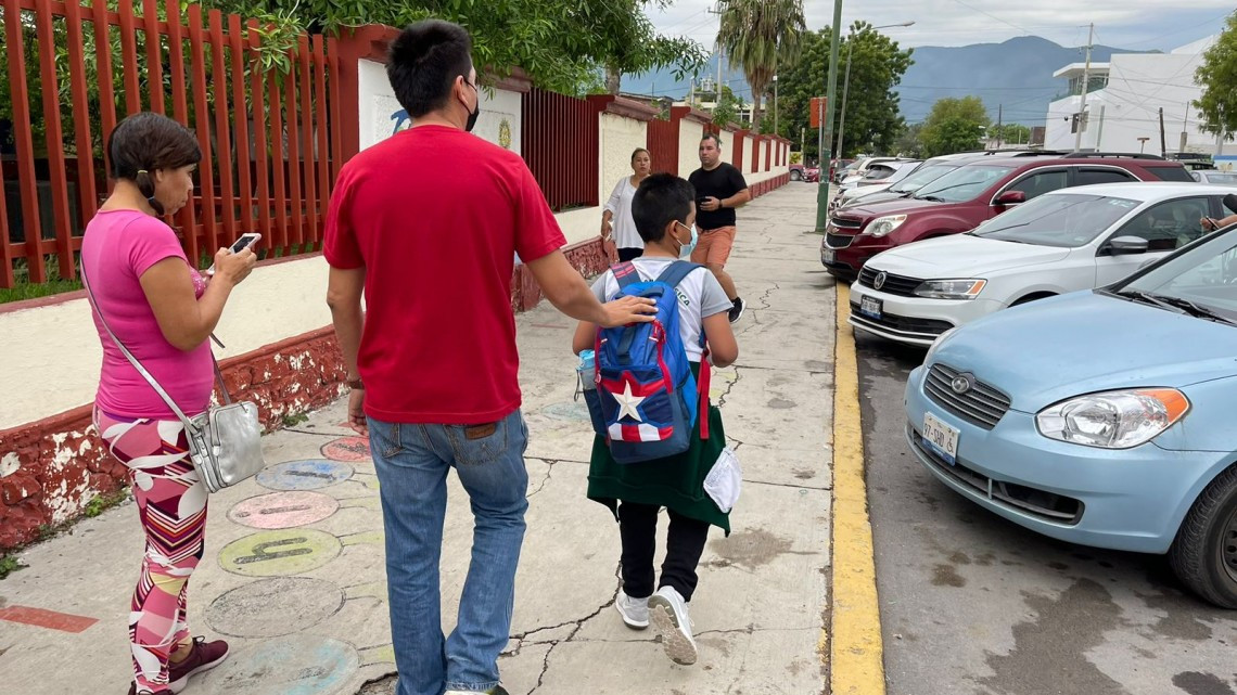 Evacuan a alumnos de primaria por ingreso de hombre armado 