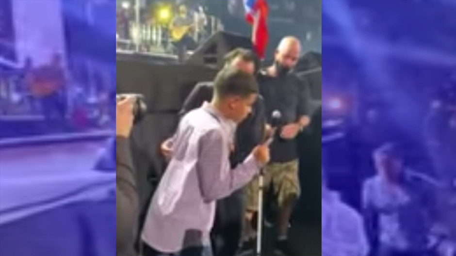 ¡Que gesto! Marc Anthony le canta a niño invidente durante su concierto