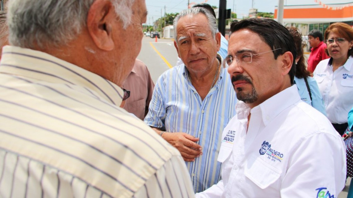 Entrega alcalde de Madero reencarpetado de calle