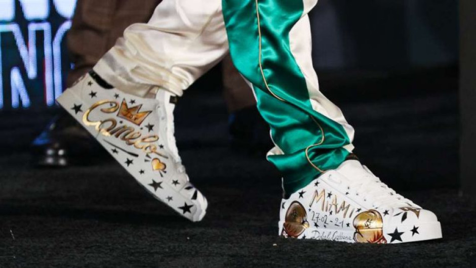 ¡Un lujo! Esto cuestan los tenis Dolce & Gabbana personalizados del ‘Canelo’
