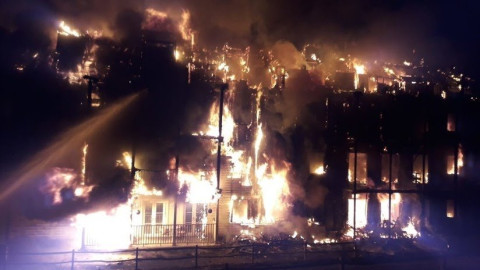 Voraz incendio arrasa edificio residencial en Londres 