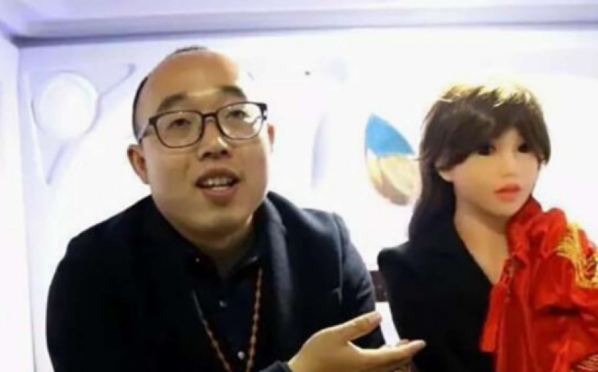 Ingeniero experto en inteligencia artificial se casa con un robot hecho por el 