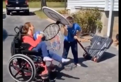 Pequeño juega con su hermana discapacitada basket