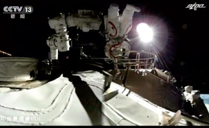 Realizan astronautas chinos segunda caminata espacial 