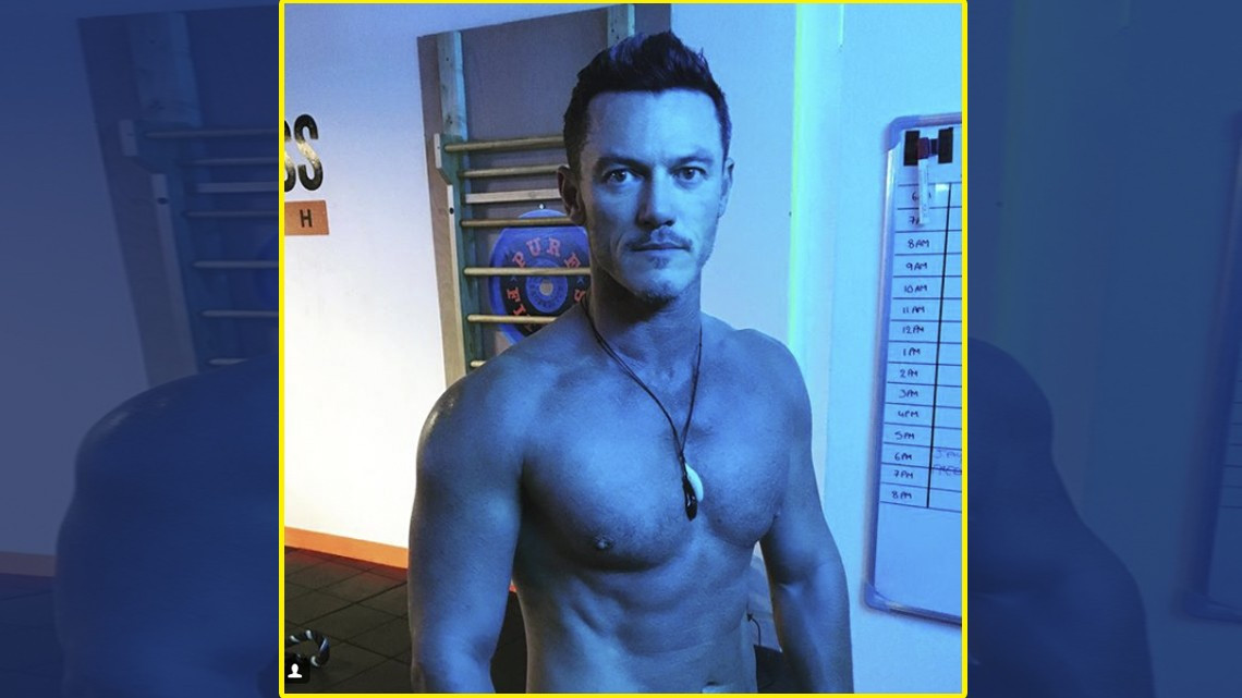 Luke Evans presume su marcado abdomen