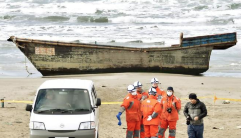 Aparece barco fantasma en Japón, con cuerpos en su interior