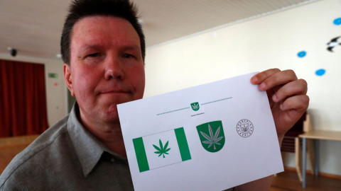 Municipio en Estonia incluye hoja de marihuana en su bandera