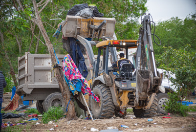 Autoridades municipales realizan limpieza en bordo  del río bravo para evitar problemas de salud pública