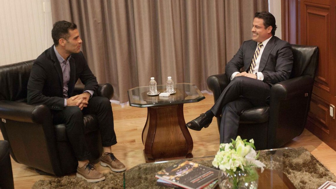 Políticos retiran fotos con Rafa Márquez y Julión Álvarez