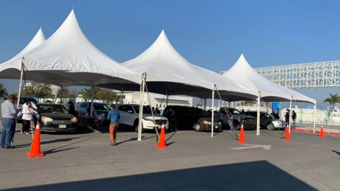 Inicia vacunación en Drive Thrue con largas filas