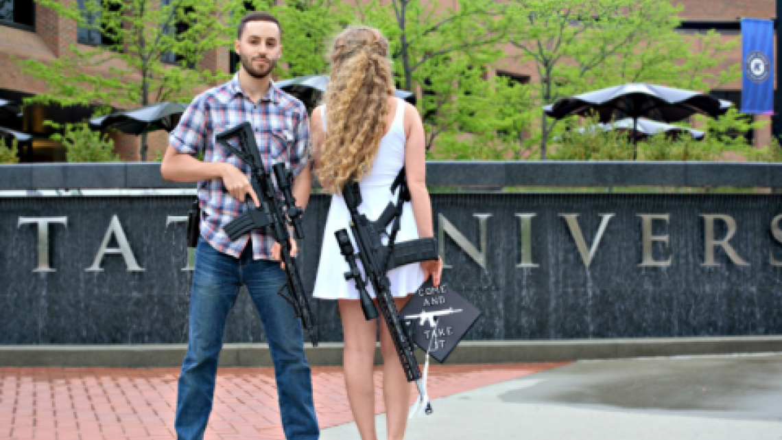 “Ven y tómalo", se gradúa y camina con un enorme rifle en su campus