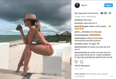 Impacta Fey con diminuto traje de baño