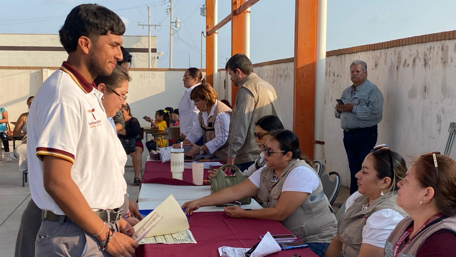 Reciben jóvenes beca Benito Juárez 