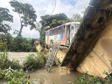 Colapsa puente mientras un camión de pasajeros lo cruzaba en Veracruz