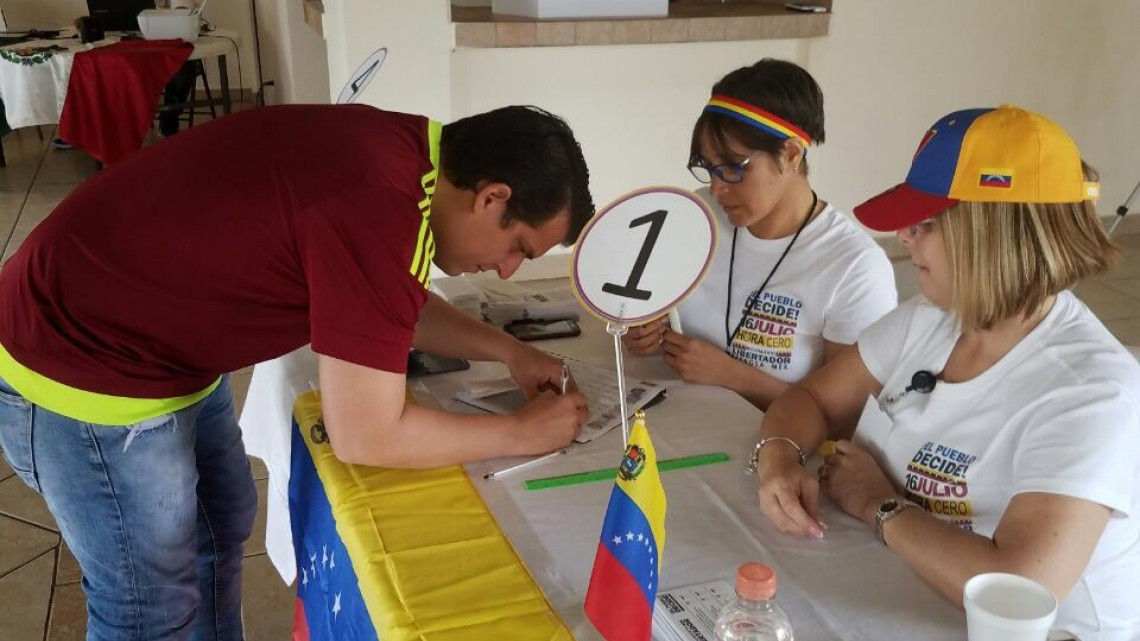 Gran afluencia de venezolanos en Consulta Popular
