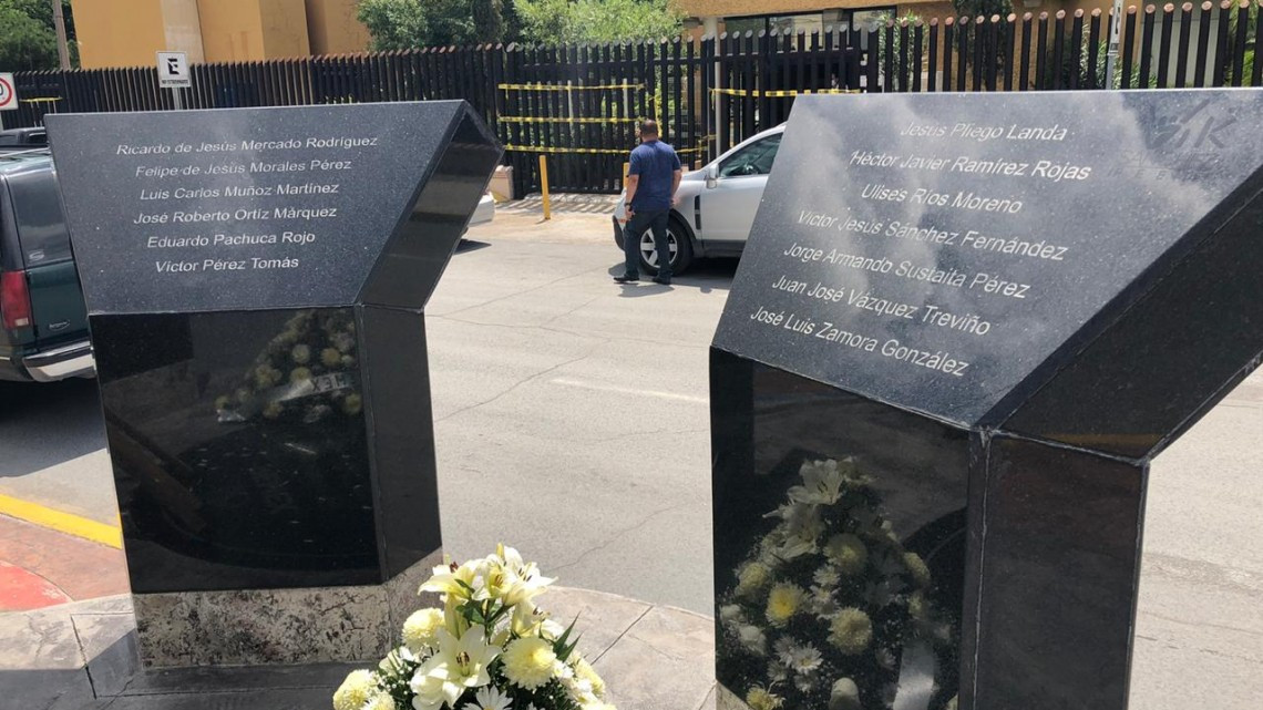 Entregan ofrenda floral a fallecidos por explosión de PEMEX