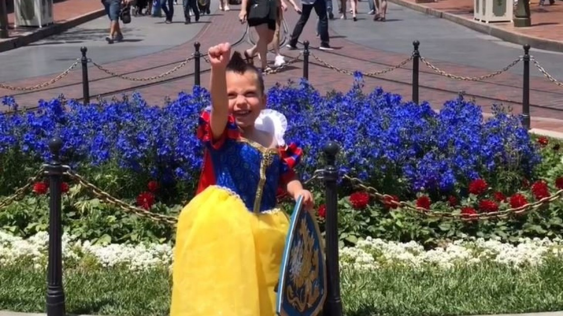 Cumple deseo de su hijo y lo viste de princesa