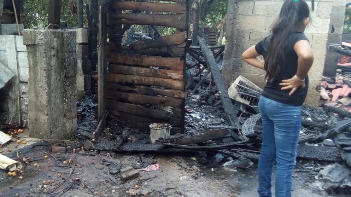 Se quema su casa, queda en la calle y pide ayuda a la ciudadanía 