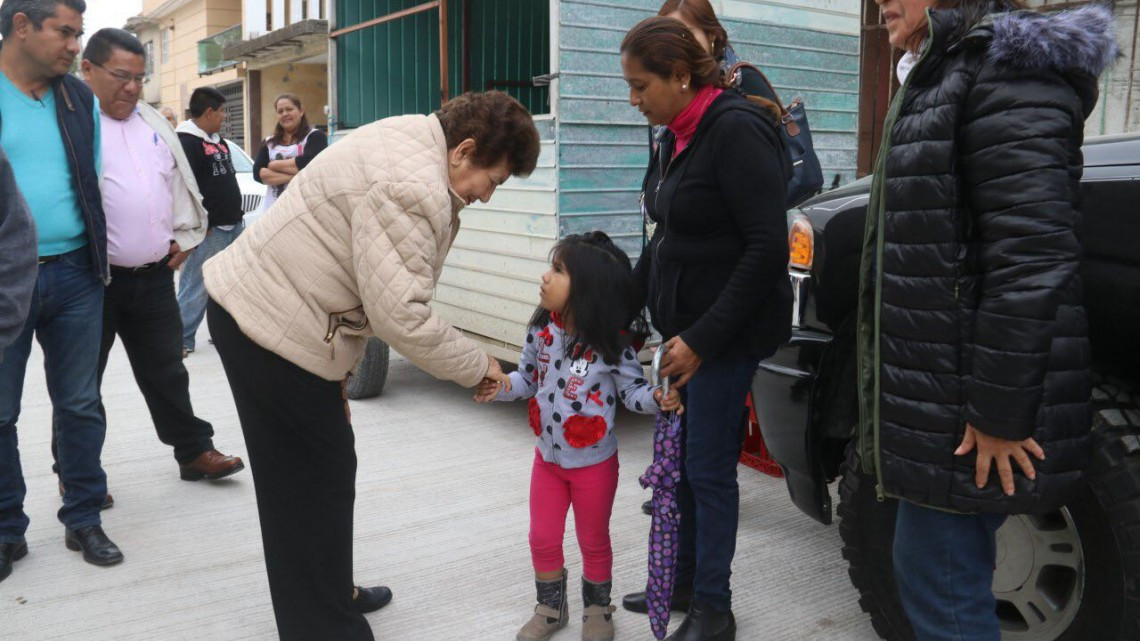 Alcaldesa entrega pavimentación de calles