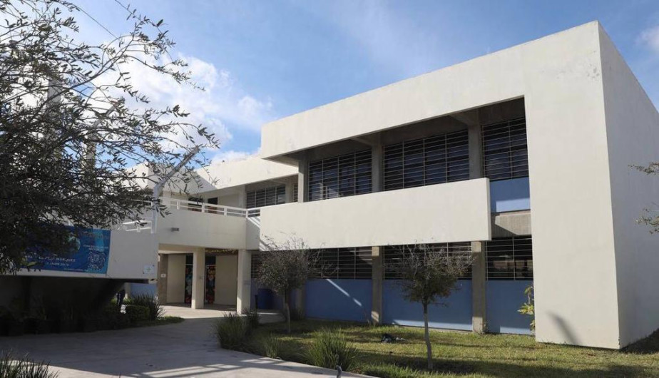 Preparatorias municipales implementan sistema híbrido de clases 