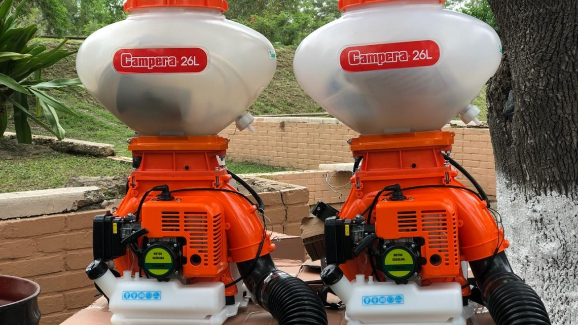Entregan moto aspersoras a productores del campo
