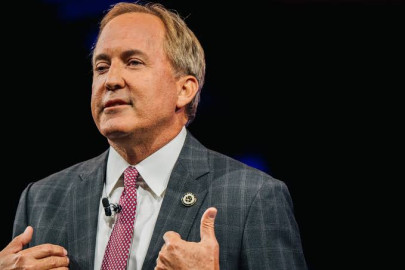 Ken Paxton huyó de su domicilio para evitar citación