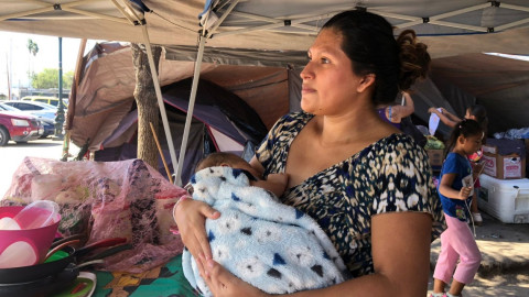 Recibe campamento a bebé migrante