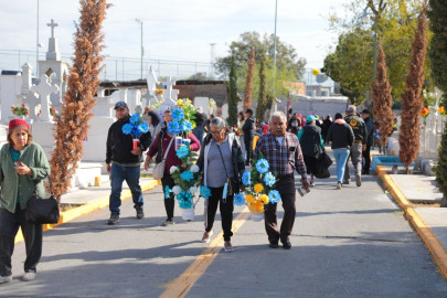Llenan neolaredenses panteones por Día de Muertos