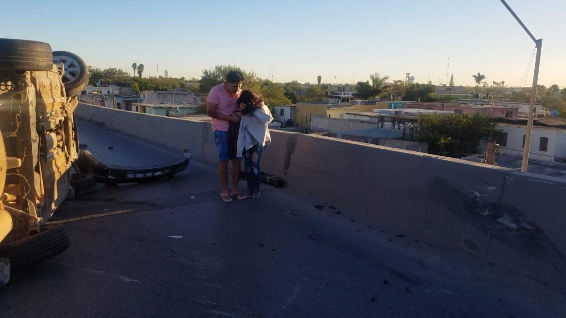 Vuelca camioneta en puente Roberto Guerra