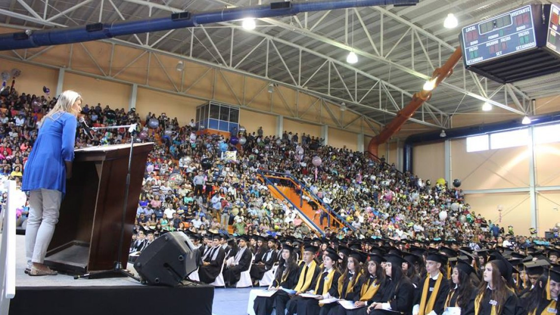 Maki felicita a graduados de CETIS No. 71