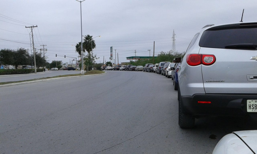 Ante posible cierre de gasolineras, automovilistas se preparan 