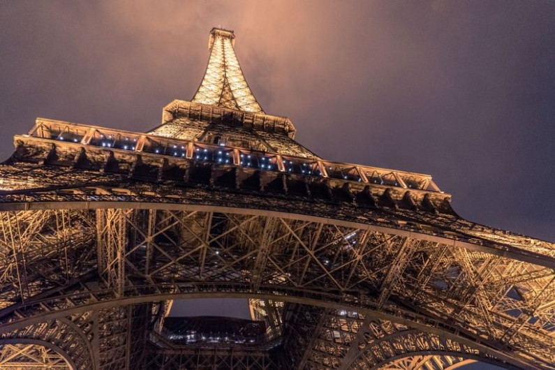 Reabre Torre Eiffel tras huelga de personal