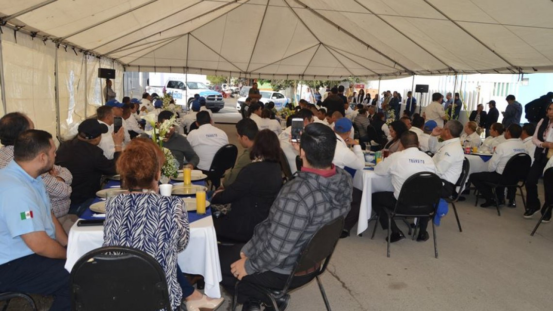 Ayuntamiento felicita a policías en su día