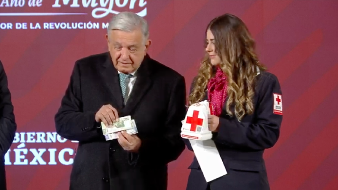 AMLO da banderazo oficial de la Colecta Nacional de Cruz Roja 