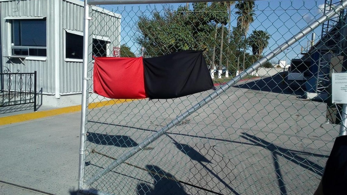 Instalan banderas en fábricas; obreros inician huelga masiva